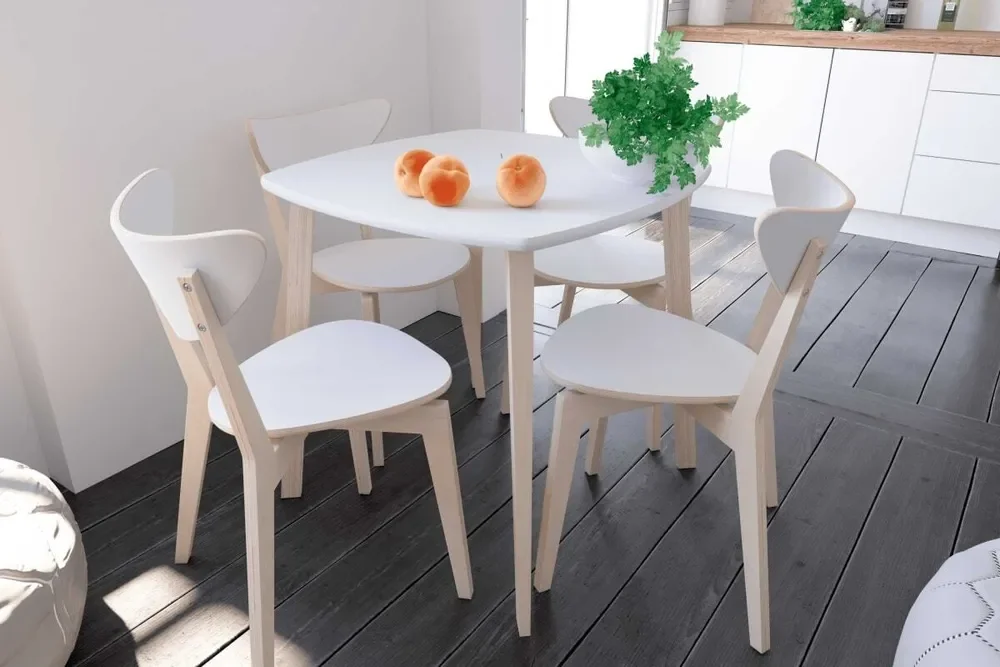 Белые деревянные стулья с матовым покрытием у обеденного стола